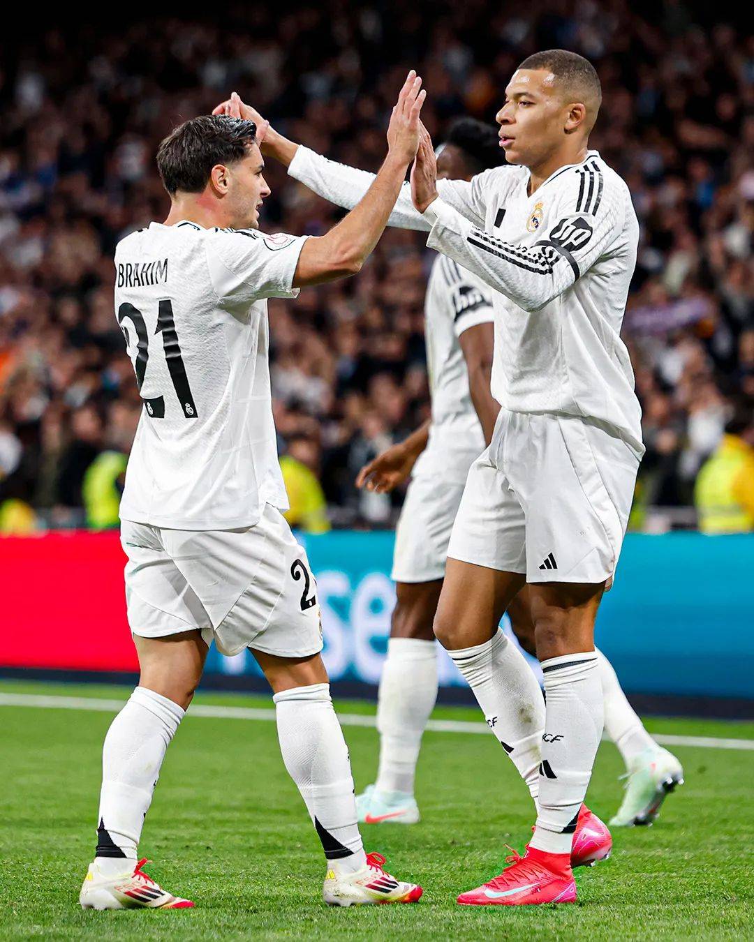 国际杯赛事激情升温，瞬间定胜负的简单介绍