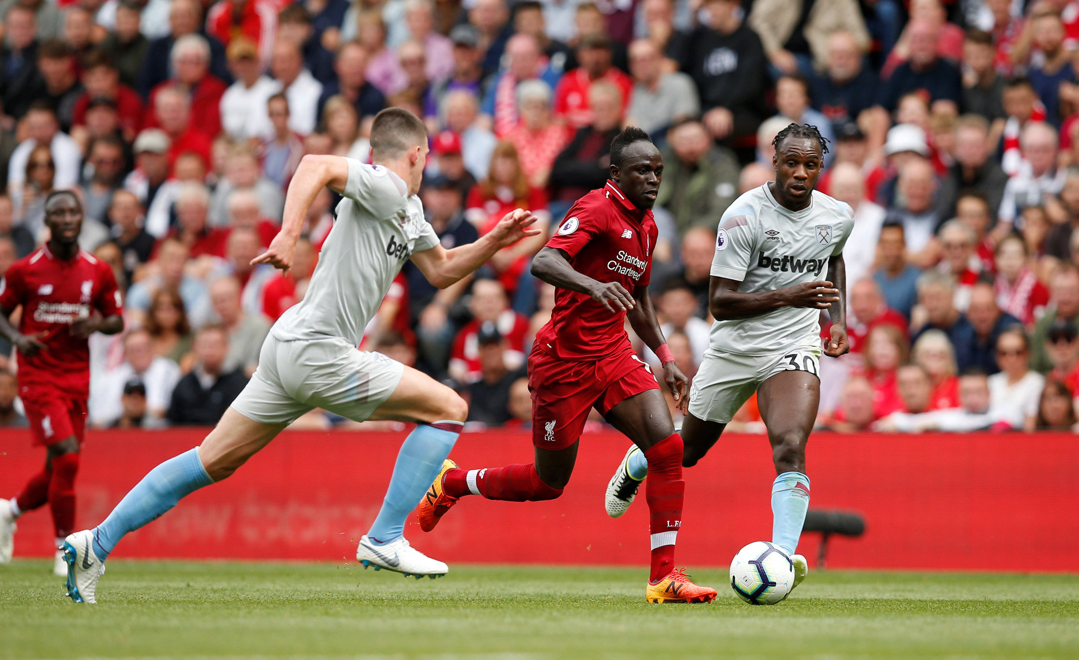 英超联赛激烈角逐，顶级球队实力不俗的简单介绍