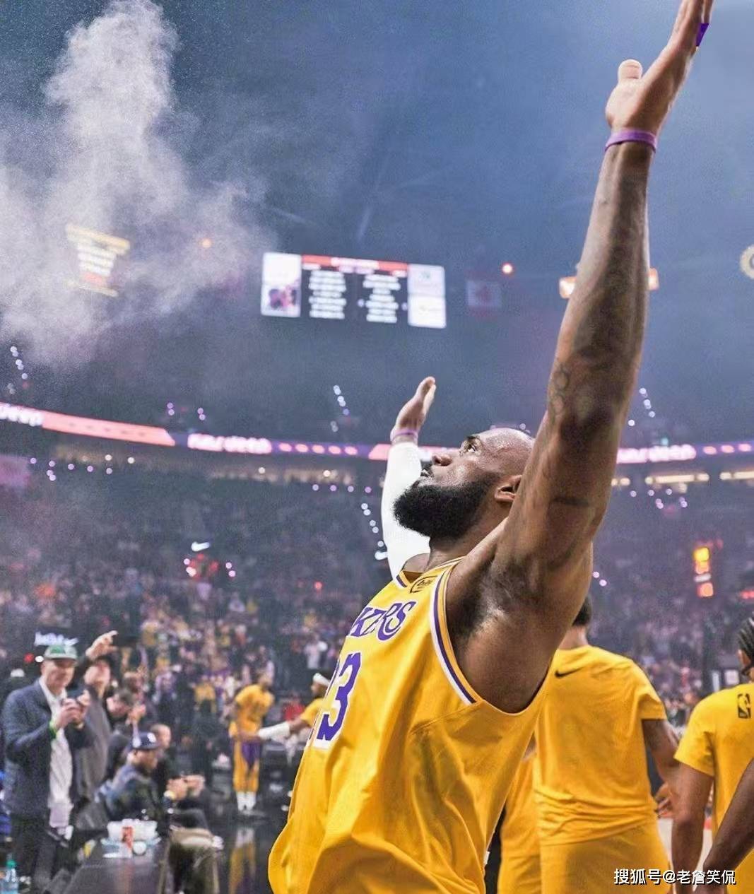 震撼！詹姆斯在篮球赛场挺进决赛！